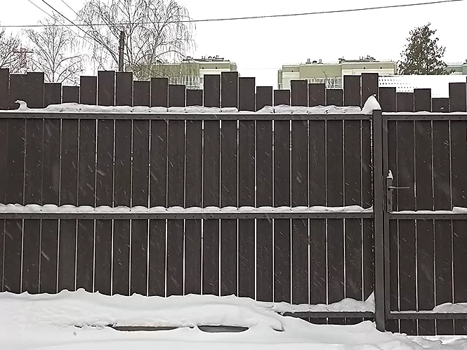 Вертикальный штакетник из ДПК